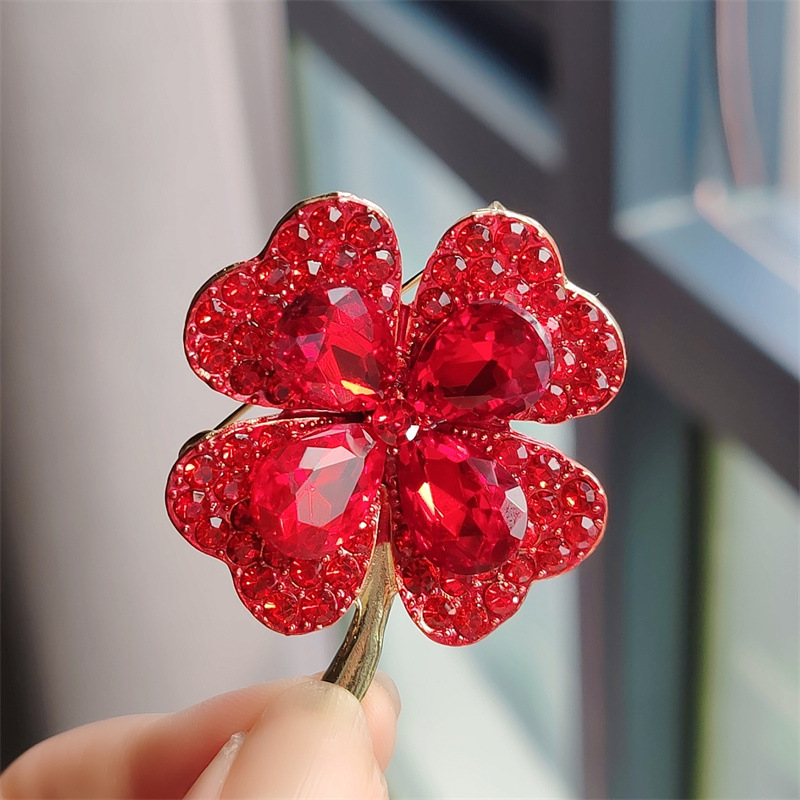 Nuove spille minimaliste con s - Red Clover Flower recensione e prezzo